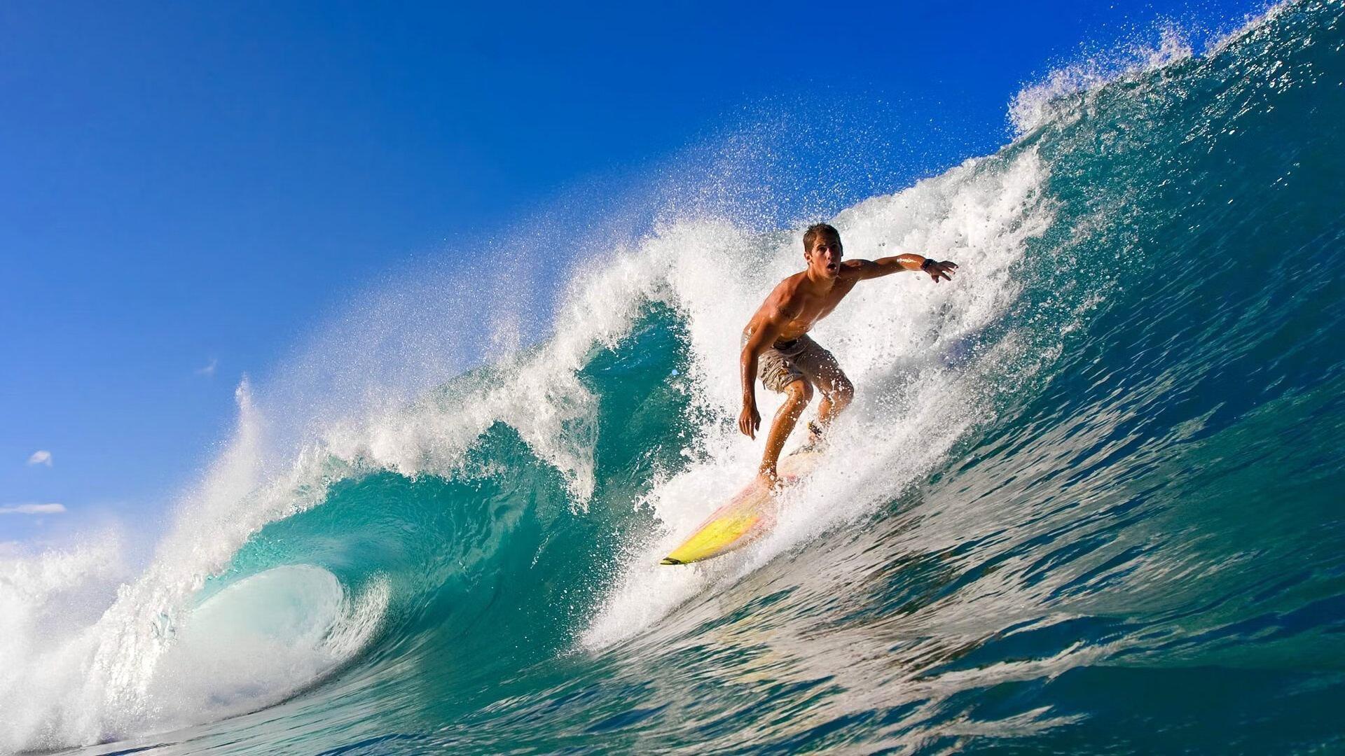 美记独家披露，安东尼·戴维斯左手突受重创，球员通道内痛苦弯腰瞬间震动篮球界